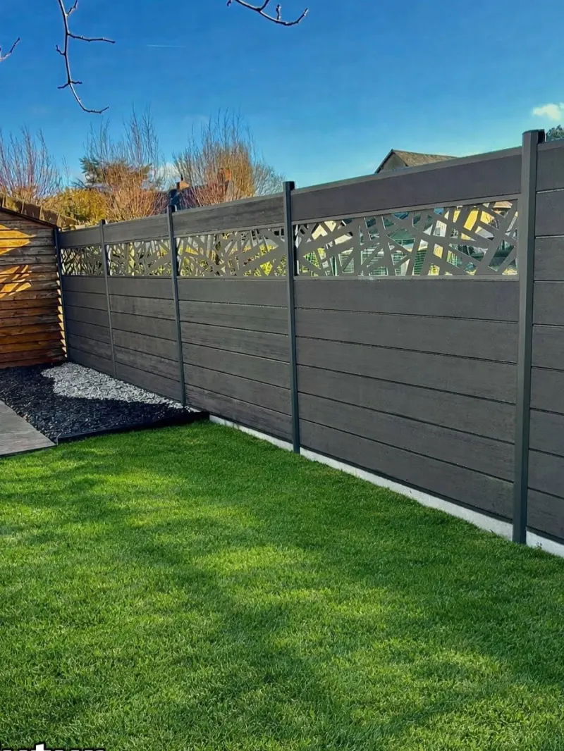 Création d'un aménagement paysager avec galets, palmier et abri de jardin
